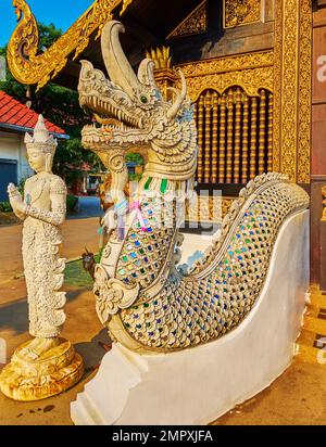 Historische Statuen der Naga-Schlange und der Devata-Gottheit, die den Eingang zum Wat Inthakhin Sadue Muang Tempel, Chiang Mai, Thailand bewachen Stockfoto