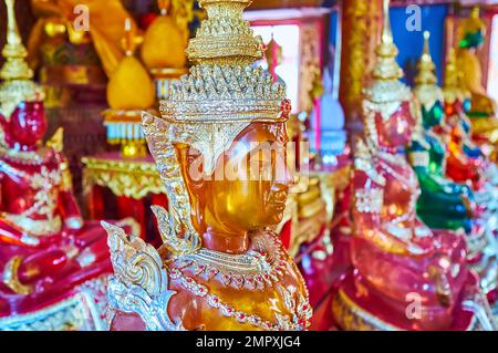 CHIANG MAI, THAILAND - 3. MAI 2019: Nahaufnahme des Buddha-Kopfes aus gelbem Kristall in Viharn von Wat Thung Yu, am 3. Mai in Chiang Mai Stockfoto