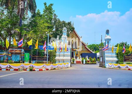 CHIANG MAI, THAILAND - 3. MAI 2019: Wat Phra Singh Tempel mit Viharn Luang Halle und weißen Singha Löwen Statuen am Eingangstor, am 3. Mai in Chian Stockfoto