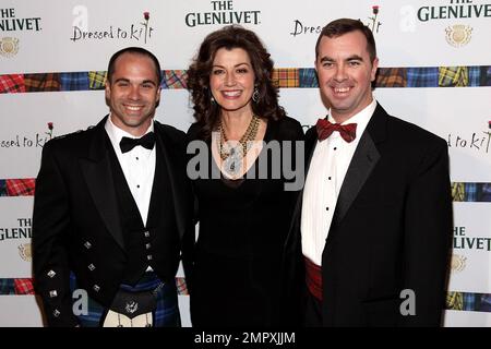 (L-R) Brian Jones, Sängerin Amy Grant und Carl Blake posieren für Fotografen auf der 9. Alljährlichen Wohltätigkeitsshow „Ddressed to Kilt“ im Hammerstein Ballroom. New York, NY. 04/05/11. Stockfoto