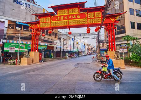 CHIANG MAI, THAILAND - 3. MAI 2019: Das rote chinesische Willkommenstor, dekoriert mit goldenen Inschriften, Mustern und Laternen, Chinatown, am 3. Mai in Chian Stockfoto