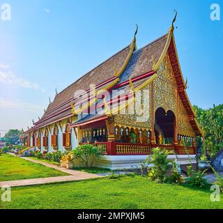 Der reich verzierte Viharn des Wat Chiang man Tempels mit goldenen Ornamenten, Pyadasdach mit geschnitzten Holzbargern, Naga-Schlangen auf Chofas, Chiang Stockfoto