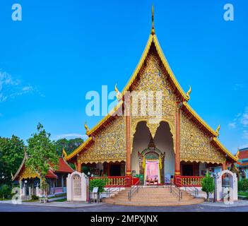 Die malerischen goldenen Blumenmuster an der Fassade des Viharn im Wat Chiang man Tempel, Chiang Mai, Thailand Stockfoto