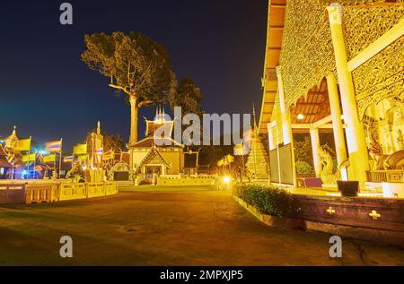 Historische Gebäude von Sao Inthakin und Phra Viharn Luang von Wat Chedi Luang in heller Abendbeleuchtung, Chiang Mai, Thailand Stockfoto