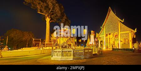 Die Fassade der Haupt-Viharn-Halle (Phra Viharn Luang) von Wat Chedi Luang, dekoriert mit heller Abendbeleuchtung, Chiang Mai, Thailand Stockfoto