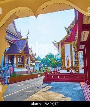 Das Gelände des Wat Saen Muang Ma Tempels durch den wunderschönen komplexen Bogen Chiang Mai, Thailand Stockfoto