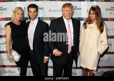 Schwangere Vanessa Trump, Donald Trump Jr., Donald Trump und Melania Trump posieren für Fotografen auf der 9. Alljährlichen Wohltätigkeitsshow „Ddressed to Kilt“ im Hammerstein Ballroom. Vanessa und Donald Trump Jr. haben kürzlich angekündigt, dass sie ihr drittes Kind erwarten. New York, NY. 04/05/11. Stockfoto