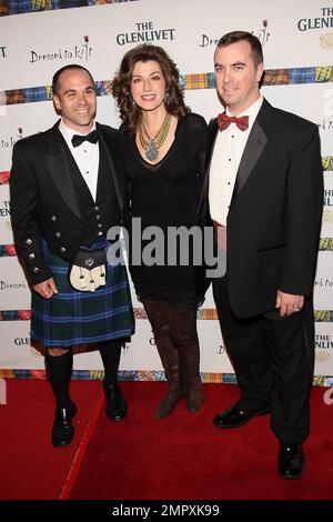 (L-R) Brian Jones, Sängerin Amy Grant und Carl Blake posieren für Fotografen auf der 9. Alljährlichen Wohltätigkeitsshow „Ddressed to Kilt“ im Hammerstein Ballroom. New York, NY. 04/05/11. Stockfoto