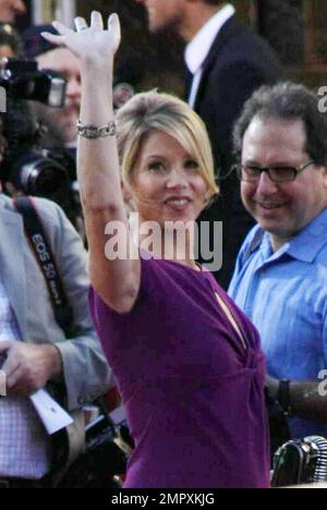 Schwangere Christina Applegate winkt und küsst Fans vom roten Teppich bei der Premiere von „Going the Distance“ im Grauman's Chinese Theatre. Los Angeles, Kalifornien. 08/23/10. Stockfoto