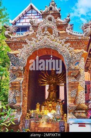 Der kleine Schrein von Guanyin, der chinesischen Göttin der Barmherzigkeit, dekoriert mit feinen Stuckmustern, befindet sich in Wat Lok Moli, Chiang Mai, Thailand Stockfoto