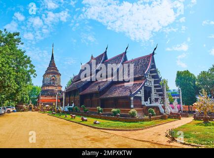 Panoramablick auf das Teakholz Viharn mit Pyadasdach und dem Chedi im alten Lanna-Stil im Hintergrund, Wat Lok Moli, Chiang Mai, Thailand Stockfoto