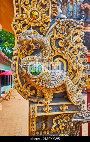 Die wunderschöne Stuckwandskulptur des Hamsa-Schwans, dekoriert mit farbigem Glas, befindet sich am Tor zum Chedi von Wat Lok Moli, Chiang Mai, Thailan Stockfoto