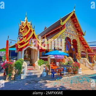 Relief Gold und farbige Dekorationen von Viharn und kleiner Schrein von Wat Dap Phai, Chiang Mai, Thailand Stockfoto