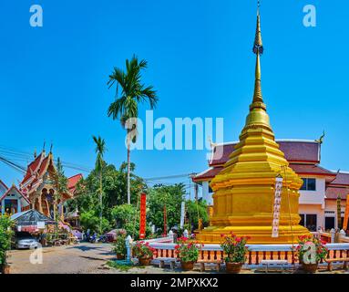 Panorama des grünen Gartens von Wat Dap Phai mit wunderschönem goldenen Chedi, gekrönt mit hti-Regenschirm, Chiang Mai, Thailand Stockfoto