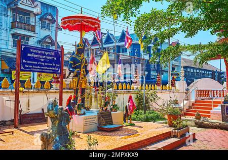 CHIANG MAI, THAILAND - 3. MAI 2019: Der kleine Garten um das Denkmal des Königs Naresuan dem Großen, im Innenhof von Wat Phabong, am 3. Mai Stockfoto