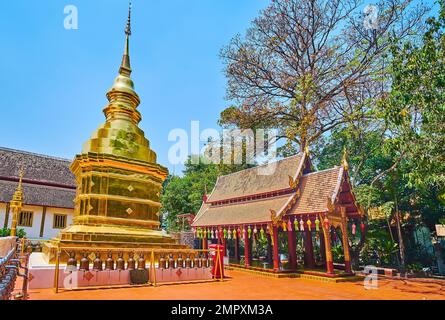 Der kleine goldene Chedi von Wat Phra Singh, gekrönt mit hti-Regenschirm und umgeben von rituellen Glocken, Chiang Mai, Thailand Stockfoto