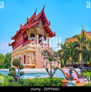 Die Ho-trai-Bibliothek im Lanna-Stil von Wat Phra Singh, dekoriert mit Stuck Devata, Chinthe und Naga Skulpturen, Chiang Mai, Thailand Stockfoto