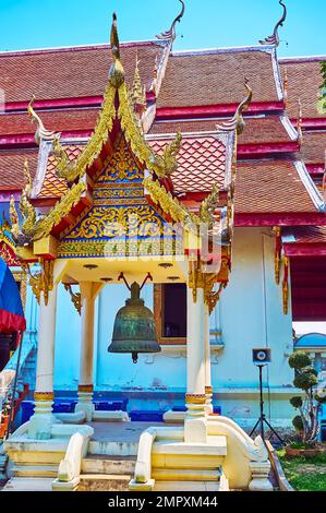 Der wunderschöne Ho Rakang-Glockenturm von Wat Phra Singh mit Pyathat-Dach (mehrfach müde), Naga-Schlangen auf Bargeboards und feinen Mustern am Giebelende, Stockfoto