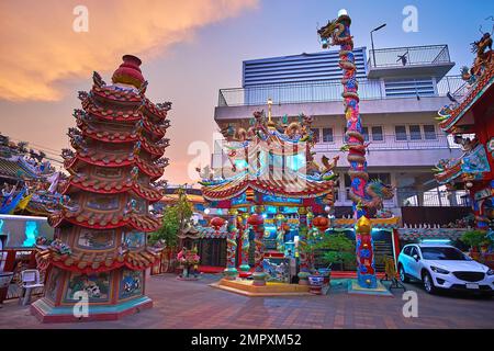 Die wunderschöne bemalte und geformte Pagode, Pavillon und Drachensäule des Pung Thao Kong Schreins bei Sonnenuntergang, Chiang Mai, Thailand Stockfoto