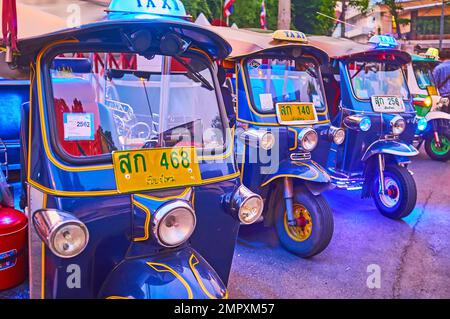 CHIANG MAI, THAILAND - 3. MAI 2019: Nahaufnahme der geparkten blauen Tuk Tuks, am 3. Mai in Chiang Mai Stockfoto