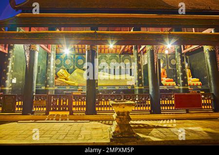 Der goldene liegende Buddha (Buddhasaivat) im Phra Buddhisophon-Pavillon von Wat Chedi Luang, Chiang Mai, Thailand Stockfoto