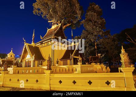 Außenansicht des reich verzierten, geschnitzten Stadtpfeilers Viharn von Wat Chedi Luang in abendlicher Beleuchtung, Chiang Mai, Thailand Stockfoto