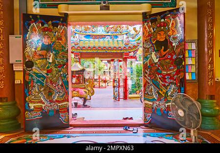 CHIANG MAI, THAILAND - 3. MAI 2019: Die Eingangstüren des chinesischen Schreins Pung Thao Kong, dekoriert mit bemalten Türgöttern von Menshen, am 3. Mai in Chiang Stockfoto