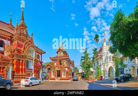 Panoramablick auf die kunstvoll verzierten Klostergebäude auf dem Gelände des Wat Saen Muang Ma Tempels, Chiang Mai, Thailand Stockfoto