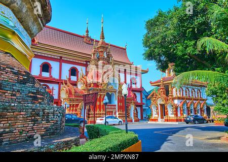 Die wunderschönen Schreine auf dem Gelände des Wat Saen Muang Ma Tempels, Chiang Mai, Thailand Stockfoto