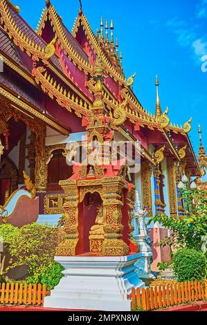 Der reich verzierte kleine Ku-Schrein des Wat Saen Muang Ma Tempels vor dem Viharn, Chiang Mai, Thailand Stockfoto