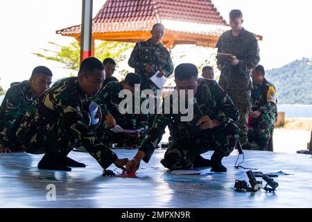 Indonesische Marines mit 7. Infanterie-Bataillon und 4. Marinebrigade führen während der Keris Marine Exercise (MAREX) 23 am 7. Infanterie-Bataillon-Stützpunkt, Lampung, Indonesien, am 22. November 2022 eine Probe des Konzeptbriefs durch. Keris MAREX ist eine bilaterale Übung, die vom indonesischen nationalen Militär zwischen der Korps Marinir Republik Indonesien und den USA ausgerichtet wird Das Marinekorps konzentrierte sich auf die Förderung der militärischen Interoperabilität, die Sensibilisierung für den maritimen Bereich, die Stärkung der Beziehungen und den Ausbau der Fähigkeiten der beteiligten Streitkräfte. Marine Rotational Force Southeast Asia ist ein von Marine entwickeltes Betriebsmodell Stockfoto