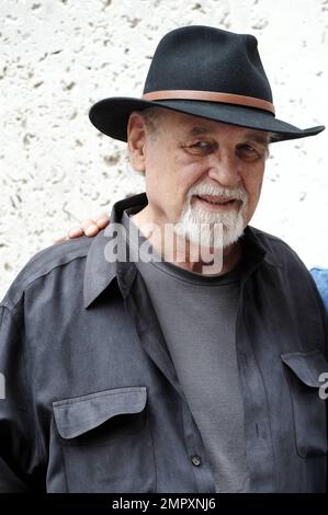 Duane Eddy kommt in den BBC Radio 2 Studios an. Duane ist mit über 100 Millionen verkauften Platten angeblich der erfolgreichste Rock & Roll-Instrumentalist. London, Großbritannien. 6/10/10. Stockfoto