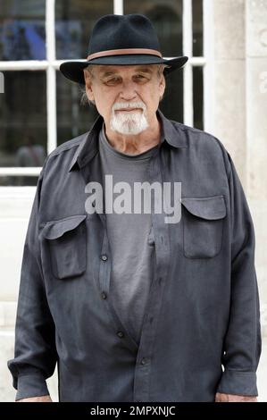 Duane Eddy kommt in den BBC Radio 2 Studios an. Duane ist mit über 100 Millionen verkauften Platten angeblich der erfolgreichste Rock & Roll-Instrumentalist. London, Großbritannien. 6/10/10. Stockfoto