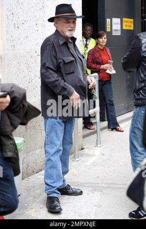 Duane Eddy kommt in den BBC Radio 2 Studios an. Duane ist mit über 100 Millionen verkauften Platten angeblich der erfolgreichste Rock & Roll-Instrumentalist. London, Großbritannien. 6/10/10. Stockfoto