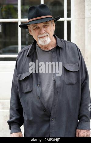 Duane Eddy kommt in den BBC Radio 2 Studios an. Duane ist mit über 100 Millionen verkauften Platten angeblich der erfolgreichste Rock & Roll-Instrumentalist. London, Großbritannien. 6/10/10. Stockfoto