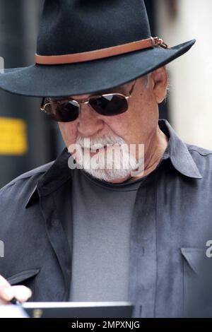 Duane Eddy kommt in den BBC Radio 2 Studios an. Duane ist mit über 100 Millionen verkauften Platten angeblich der erfolgreichste Rock & Roll-Instrumentalist. London, Großbritannien. 6/10/10. Stockfoto