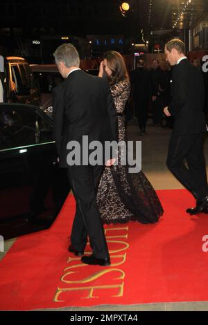 Prinz William, der Herzog von Cambridge, und Catherine, die Herzogin von Cambridge, bei der britischen Premiere von Steven Spielbergs neuem Blockbuster „war Horse“ auf dem Londoner Leicester Square. Kate, die morgen 30 wird, verbrachte den letzten Tag ihrer 20er Jahre in einem Stockwerk von Alice Temperley auf ihrer ersten königlichen Filmpremiere. Als das königliche Paar ankam, fing ein Nieselregen an, der den Prinzen zwang, einen Regenschirm für seine Prinzessin hochzuhalten. Von der Veranstaltung profitierte die Stiftung von Prinz William und Prinz Harry, die kürzlich Pläne für die Einrichtung eines Fonds zur Unterstützung des Militärdienstes bekannt gab Stockfoto