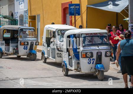 In der Marktstadt Ocotlan de Morelos in den zentralen Tälern von Oaxaca, Mexiko, stehen die Fahrgäste in Schlange. Stockfoto