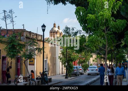 Straßenszene im Xochimilco-Viertel der historischen Stadt Oaxaca, Mexiko. Stockfoto