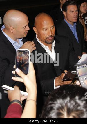 Schauspieler Dwayne Johnson, auch bekannt als „The Rock“, trifft auf der Premiere von „Journey 2: The Mysterious Island“ in Los Angeles ein, die im Grauman's Chinese Theatre stattfindet. Los Angeles, Kalifornien. 2. Februar 2012 Stockfoto