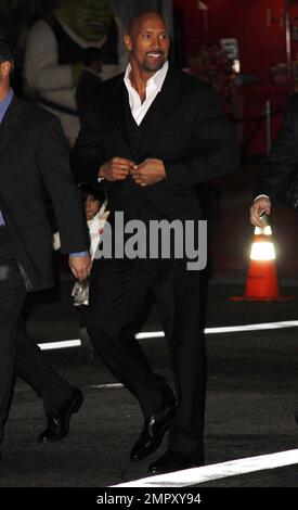 Schauspieler Dwayne Johnson, auch bekannt als „The Rock“, trifft auf der Premiere von „Journey 2: The Mysterious Island“ in Los Angeles ein, die im Grauman's Chinese Theatre stattfindet. Los Angeles, Kalifornien. 2. Februar 2012 Stockfoto