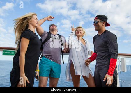 EXKLUSIV!! "Dancing with the Stars" – Carlos PenaVega & Witney Carson und Alek Skarlatos & Lindsay Arnold setzen die Segel auf der neuesten Handwerkskunst der Royal Caribbean, Anthem of the Seas. Die Berühmtheiten wurden bei einer Fahrt im North Star, beim Fallschirmspringen von iFly, beim Autofahren in SeaPlex und beim FlowRider Surf Simulator gesehen. Die Paare waren an Bord, um einen Tanz von „We will Rock You“ für die Folge von DWTS vom 9. November zu lernen, die 8/7 Central auf ABC ausstrahlte. 5. November 2015. Stockfoto