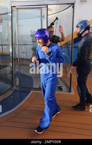 EXKLUSIV!! "Dancing with the Stars" – Carlos PenaVega & Witney Carson und Alek Skarlatos & Lindsay Arnold setzen die Segel auf der neuesten Handwerkskunst der Royal Caribbean, Anthem of the Seas. Die Berühmtheiten wurden bei einer Fahrt im North Star, beim Fallschirmspringen von iFly, beim Autofahren in SeaPlex und beim FlowRider Surf Simulator gesehen. Die Paare waren an Bord, um einen Tanz von „We will Rock You“ für die Folge von DWTS vom 9. November zu lernen, die 8/7 Central auf ABC ausstrahlte. 5. November 2015. Stockfoto