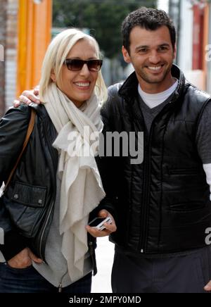 Tennismeisterin Martina Navratilova mit Tanzpartner Driton „Tony“ Dovolani im Probestudio für „Dancing with the Stars“ in Hollywood, Kalifornien. 28. Februar 2012 305 542 9275 oder 954 698 6777. Stockfoto