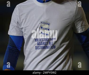 Birmingham, Großbritannien. 31. Januar 2023. Die Spieler von Birmingham City wärmen sich in Anti-Diskriminierung-Trikots vor dem Replay-Spiel Birmingham City gegen Blackburn Rovers im Emirates FA Cup in der vierten Runde in St. Andrews, Birmingham, Großbritannien, 31. Januar 2023 (Foto von Gareth Evans/News Images) in Birmingham, Großbritannien, am 1./31. Januar 2023 auf. (Foto: Gareth Evans/News Images/Sipa USA) Guthaben: SIPA USA/Alamy Live News Stockfoto