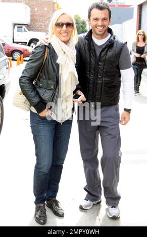 Tennismeisterin Martina Navratilova mit Tanzpartner Driton „Tony“ Dovolani im Probestudio für „Dancing with the Stars“ in Hollywood, Kalifornien. 28. Februar 2012 Stockfoto