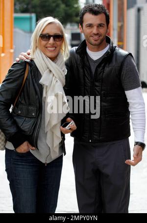 Tennismeisterin Martina Navratilova mit Tanzpartner Driton „Tony“ Dovolani im Probestudio für „Dancing with the Stars“ in Hollywood, Kalifornien. 28. Februar 2012 Stockfoto