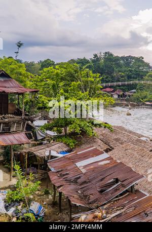 Eine vertikale Aufnahme des Dorfes am Flussufer in Bukit Lawang, Indonesien Stockfoto