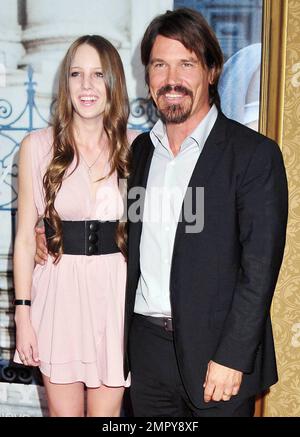 Josh Brolin und Stieftochter Eleanor Lambert kommen zur Premiere von „Eat Pray Love“ im Ziegfeld Theatre. Das Drama mit Julia Roberts und dem kürzlich verheirateten Javier Bardem basiert auf den New York Times Best Seller Memoiren von Elizabeth Gilbert. 42-jährige Mutter von drei Roberts, die in ihren kurzen Shorts und ihrem Blazer-Anzug phänomenal aussah, wurde kürzlich zitiert: „Ich habe seit langem keine Hauptrolle mehr in einem Film gespielt und ich fragte mich, ob diese Art von Arbeit noch interessant für mich wäre, Und ich war sehr glücklich am Ende davon, dass ich mich unglaublich erfüllt fühlte Stockfoto