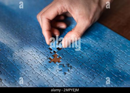 Das fehlende Puzzleteil, das Konzept, einen großen Auftrag zu vollenden, das Finale des Projekts, die erfolgreiche Lösung von Geschäftsproblemen. Die Stockfoto